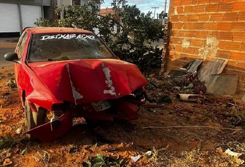 Motorista perde controle e bate em árvore e muro na cidade de Malhada de Pedras; ocupantes têm ferimentos