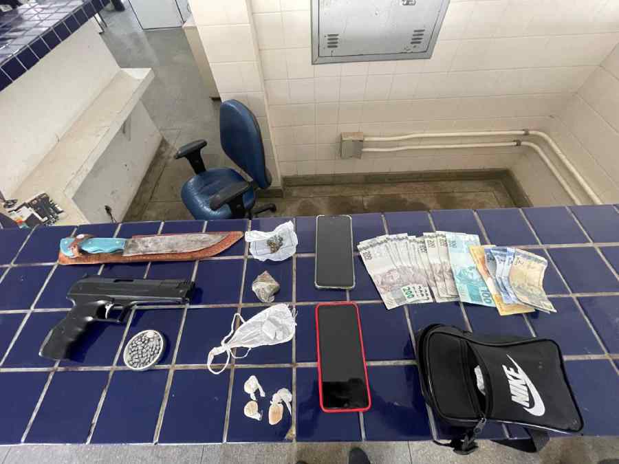 Homem é preso com drogas, arma e dinheiro durante Operação Força Total no terminal rodoviário de Brumado