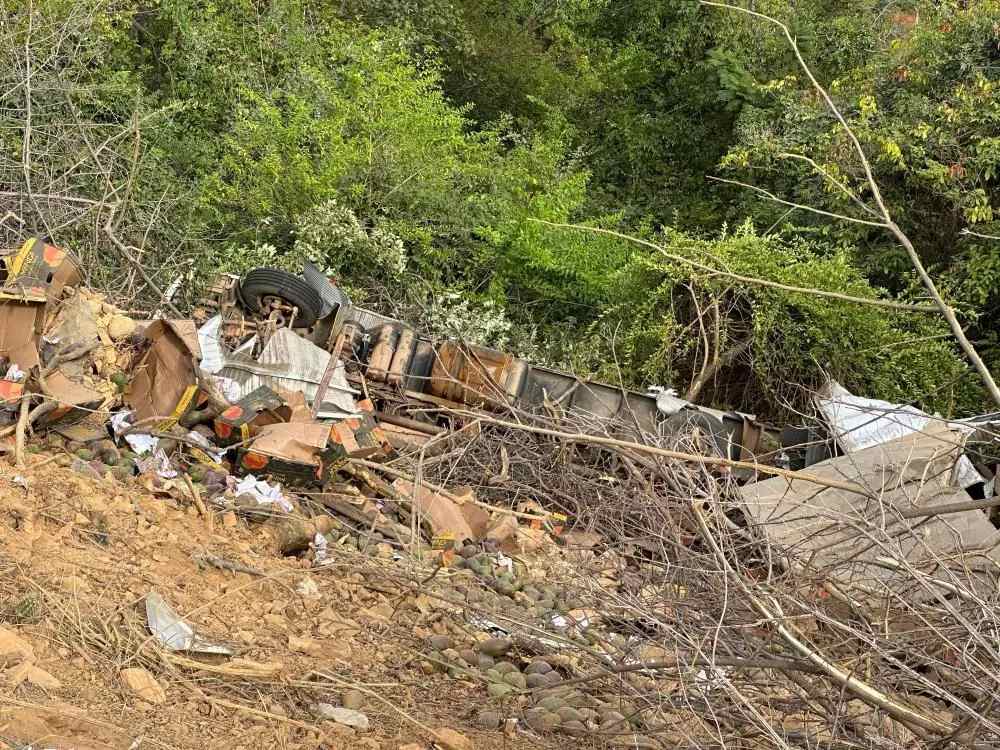 Motorista escapa ileso após caminhão carregado de mangas tombar na BA-148 em Livramento