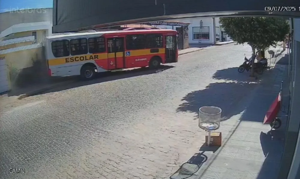 Ônibus escolar desgovernado invade casa e causa destruição em Brumado