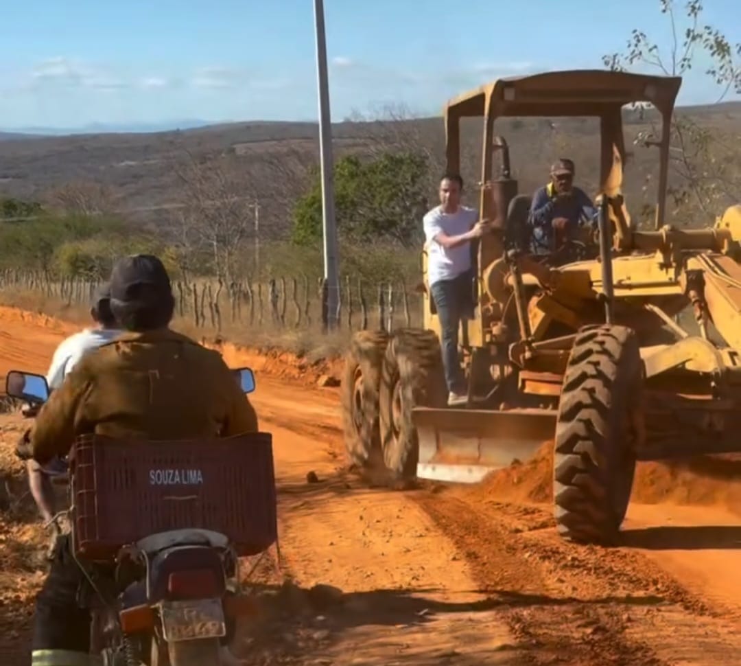 Prefeito Fabrício Abrantes acompanha recuperação de estradas vicinais e reforça compromisso com zona rural de Brumado
