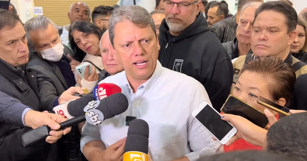 Tarcísio reage à ofensiva contra Bolsonaro e alerta para crise política
