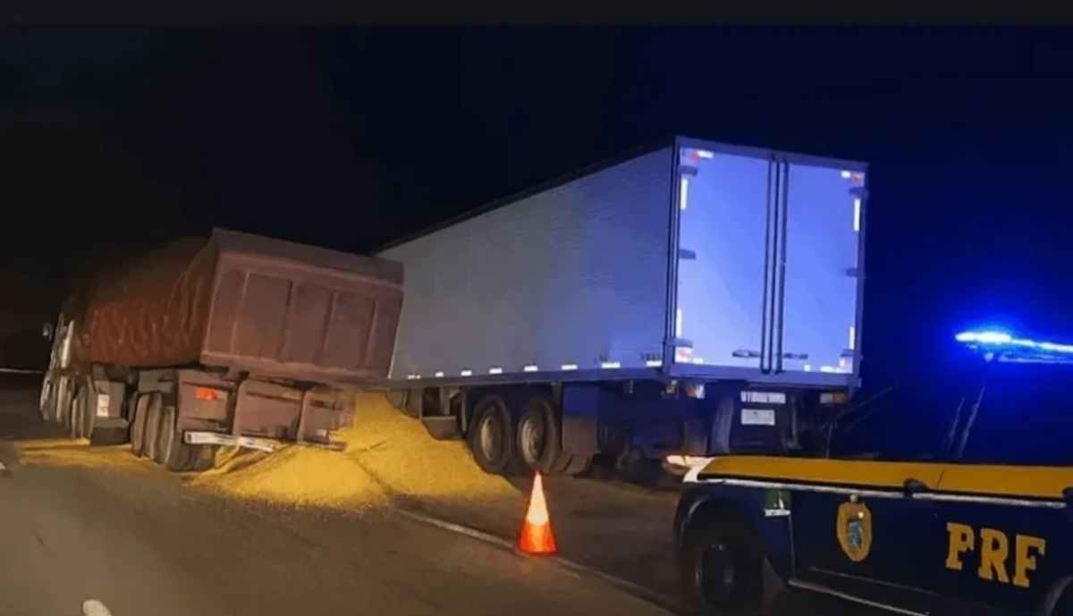 Caminhoneiro morre soterrado por carga de soja na BR-324