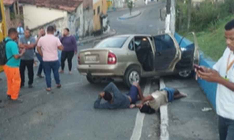 Carro colide com ônibus em Ilhéus e deixa dois feridos na Ponte Lomanto Júnior