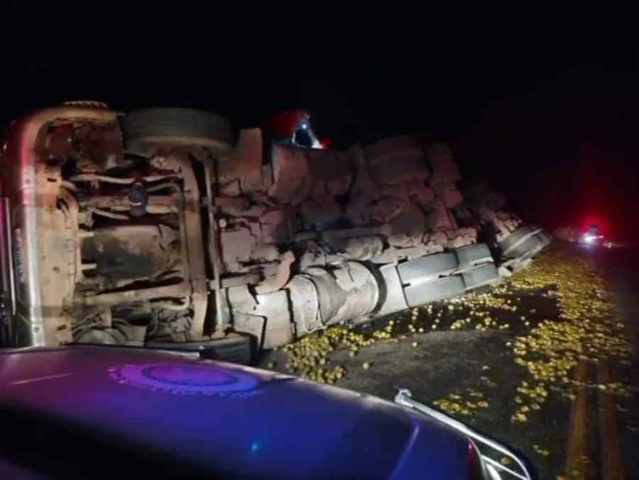Colisão com carreta tombada deixa mulher em estado grave na BA-026 no município de Maracás
