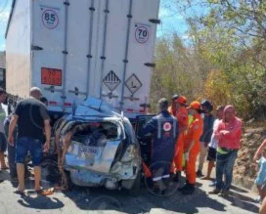 Colisão entre carro e caminhão mata uma pessoa na BR-116, em Brejões