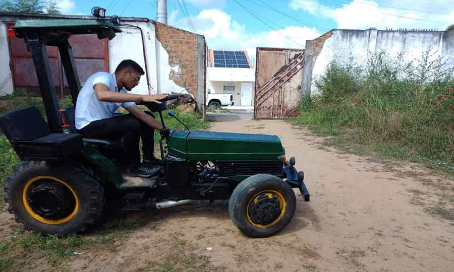 Com talento e sucata, jovem baiano constrói trator e sonha com Engenharia