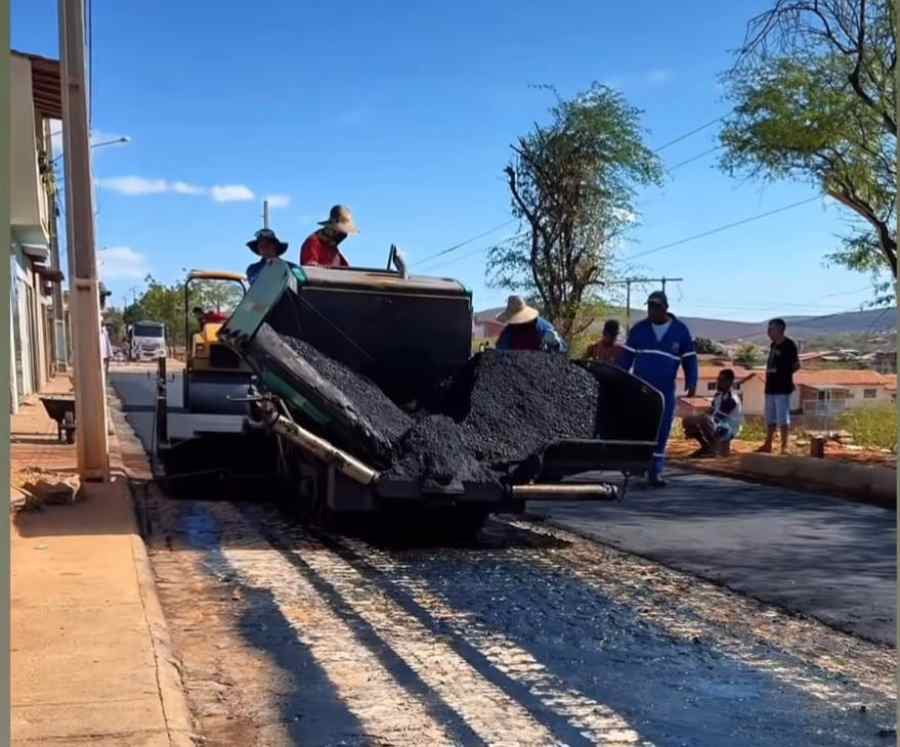 Feriadão com asfalto na pista e prefeito Fabrício Abrantes no batente em Brumado
