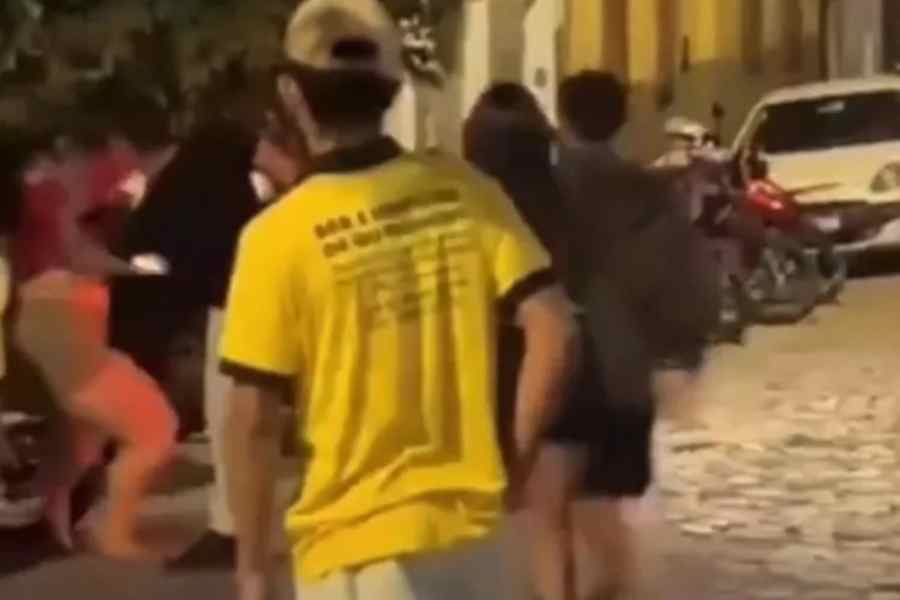 Homem chuta mulher no rosto em Macaúbas e ninguém ajuda