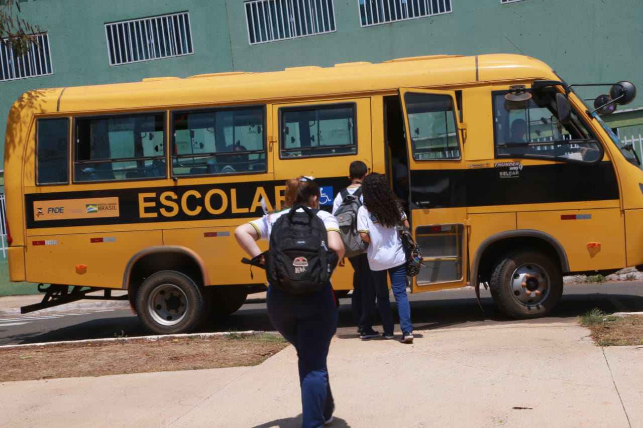 Mais de mil estudantes enfrentam dificuldades sem transporte escolar em Guanambi