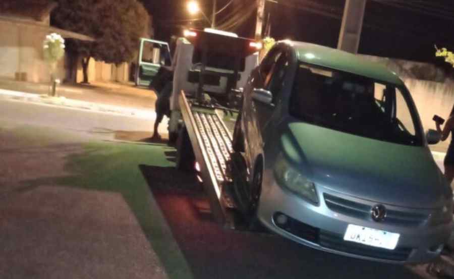 Motorista foge de abordagem, bate contra meio-fio e é detido por desacato em Guanambi