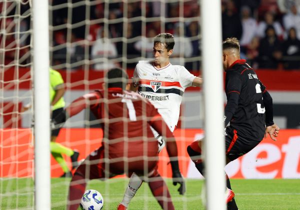 Vitória perde para o São Paulo e volta a temer rebaixamento