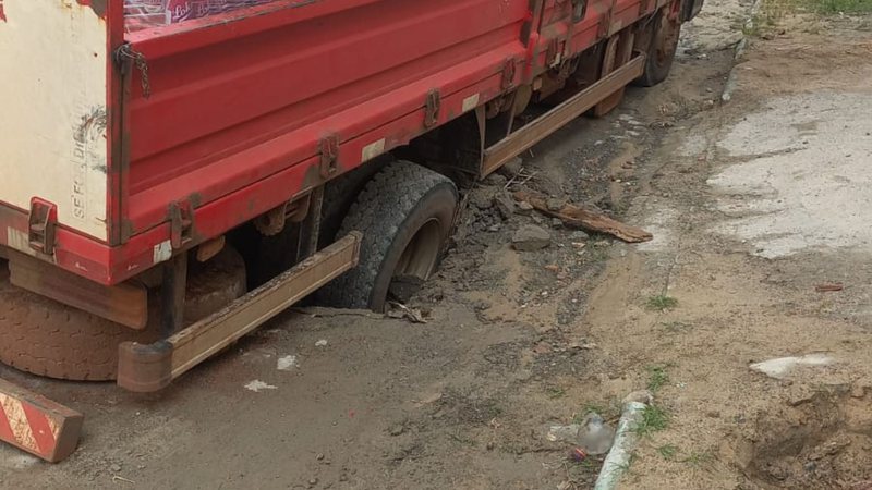 Asfalto cede e caminhão carregado de cerveja fica atolado em Vera Cruz