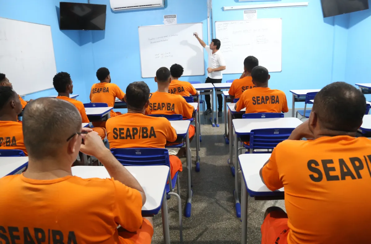 Atrás das grades, mas em busca de recomeço: custodiados batem recorde no ENCCEJA na Bahia