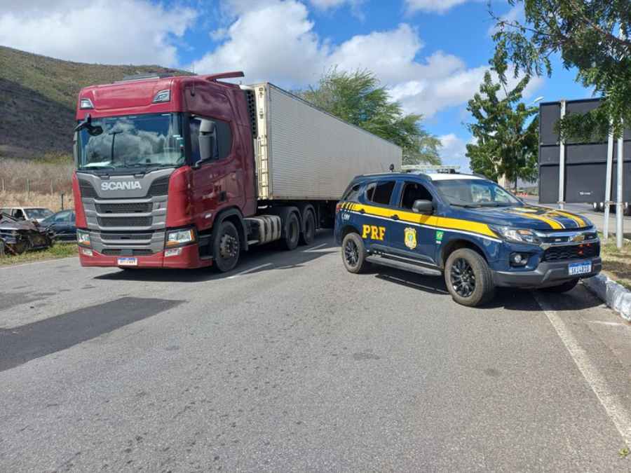 Caminhão adulterado é flagrado em Jequié; motorista e passageira vivem momento de tensão durante abordagem