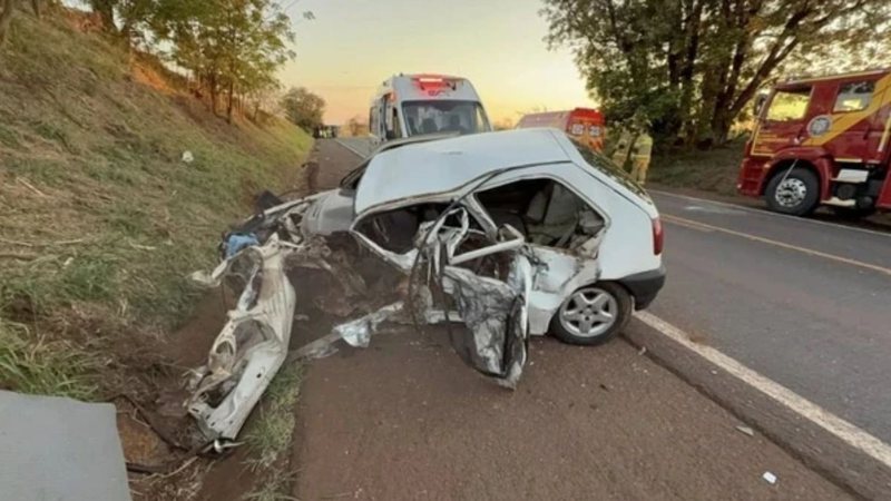 Caminhão da banda Rionegro & Solimões colide com carro e deixa duas pessoas em estado grave