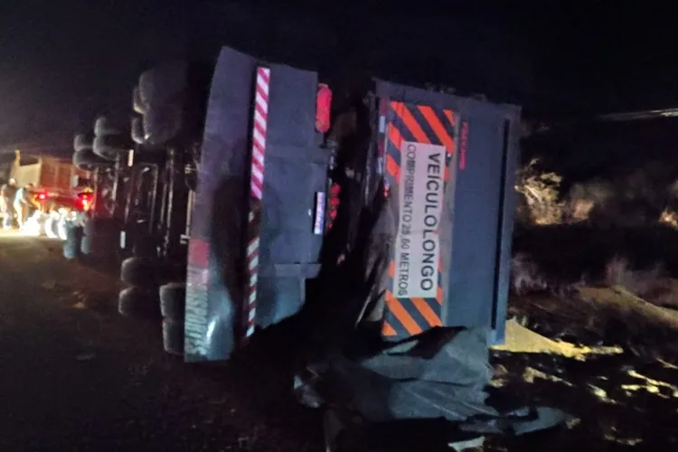Carreta carregada de milho tomba na BR-030 ao desviar de motocicleta em Brumado