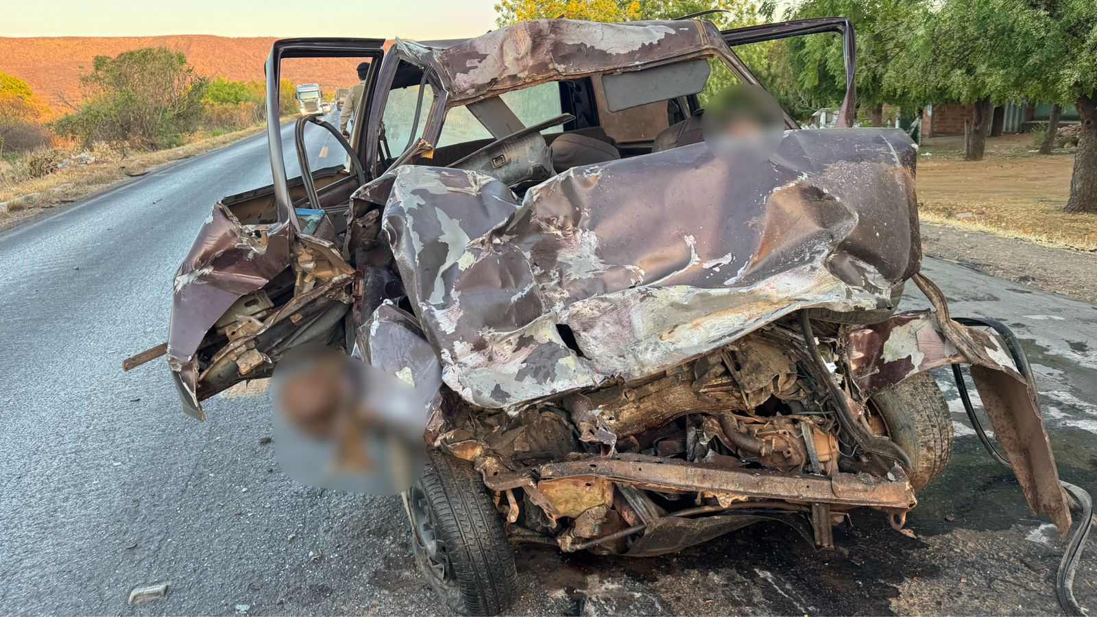 Duas mortes são registradas em colisão entre carro e carreta na BR-242