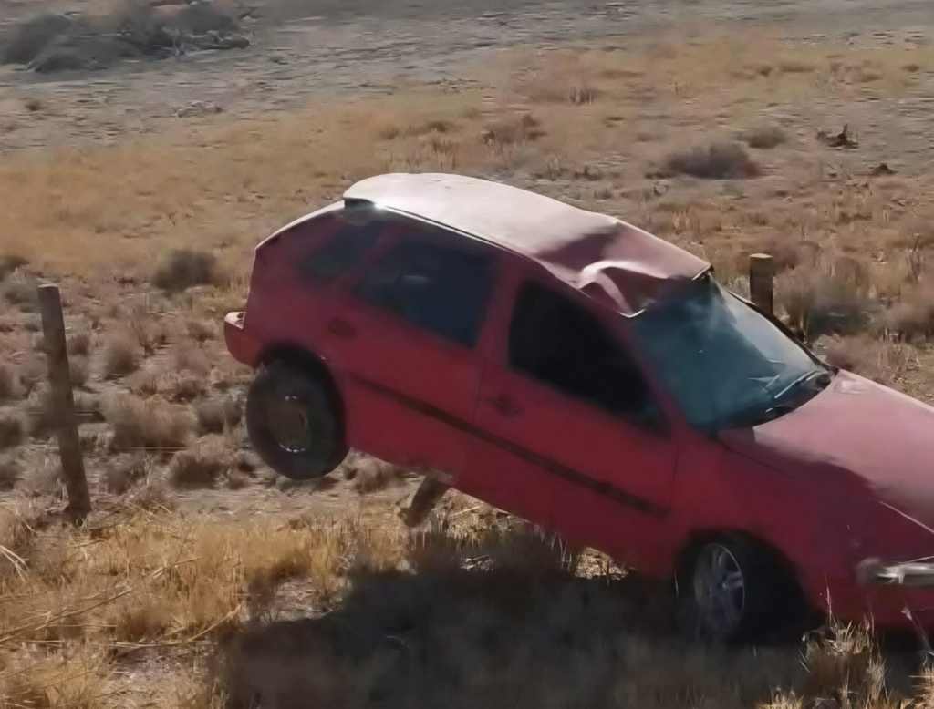 “Foi um milagre”: comerciante relata susto após carro descer ribanceira