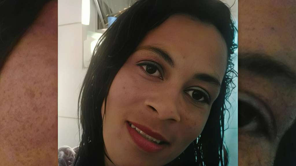 Mãe é esfaqueada pelo filho de 9 anos após discussão em comércio