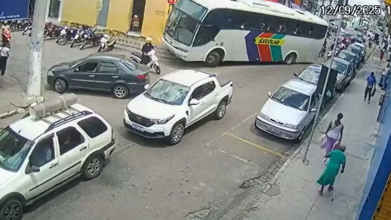 Motorista perde o controle e ônibus escolar invade calçada em Conceição do Coité