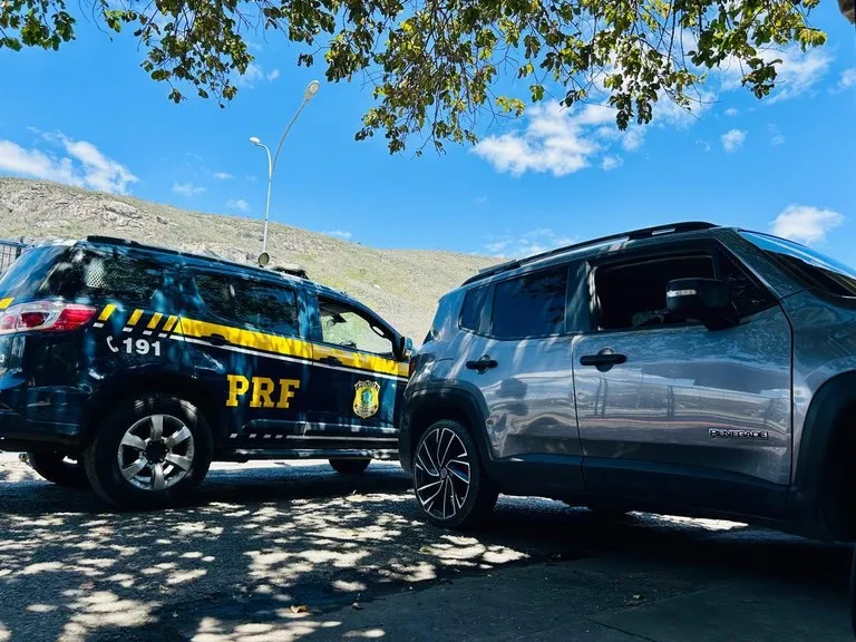 PRF recupera veículo roubado do Rio de Janeiro durante fiscalização em Jequié
