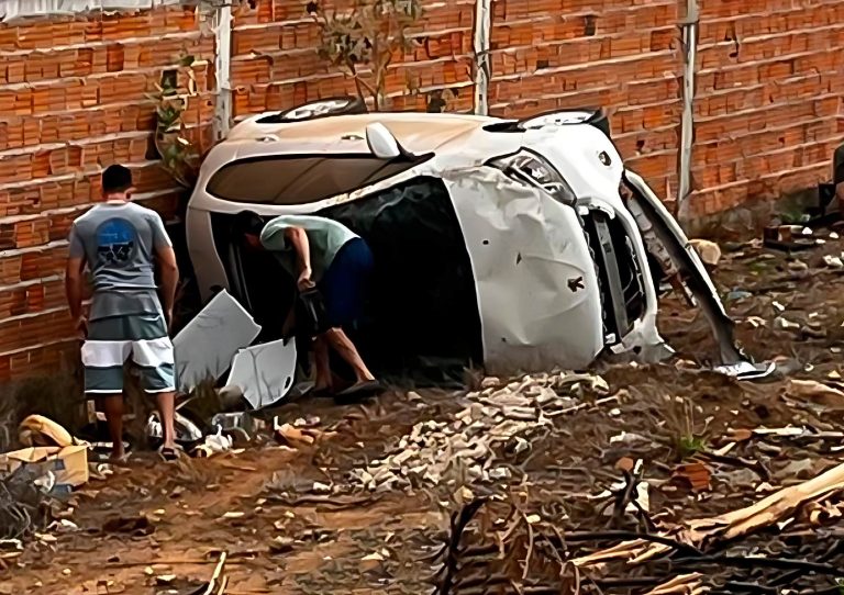 Carro tomba na BA-152 após motorista desviar de cachorro em Livramento de Nossa Senhora
