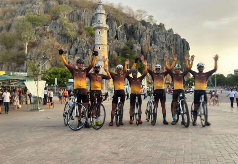 Ciclistas de Brumado enfrentam 45°C em jornada épica até Bom Jesus da Lapa