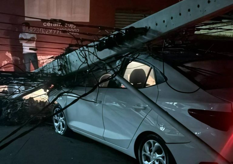 Colisão entre dois carros derruba poste e deixa ferido em avenida de Vitória da Conquista