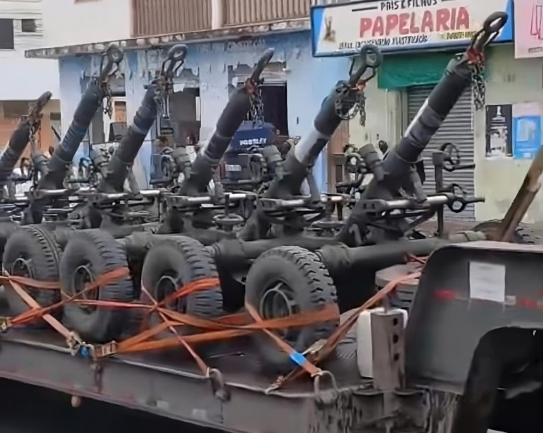 Comboio do Exército Brasileiro causa curiosidade em Vitória da Conquista com passagem de Canhões