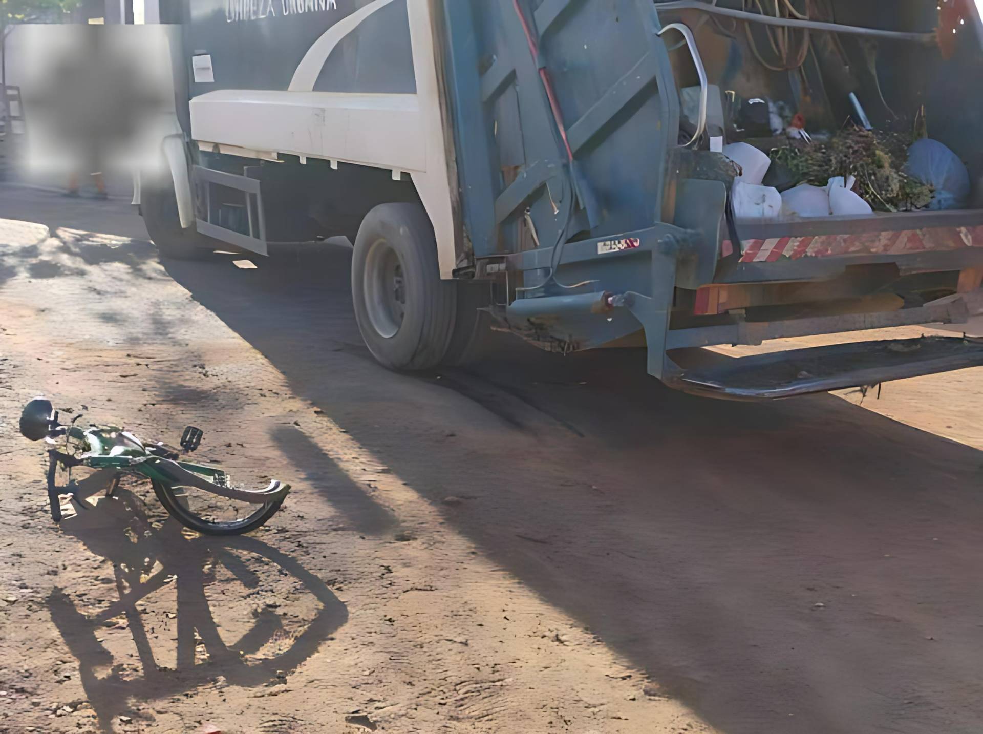 Criança de 8 anos é levada ao centro cirúrgico após acidente com caminhão de lixo em Guanambi