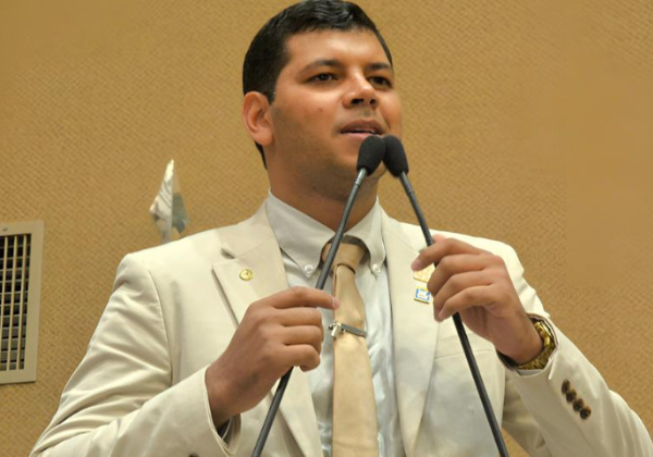 Deputado Diego Castro defende inclusão do estudo da Bíblia nas escolas da Bahia, sem caráter religioso