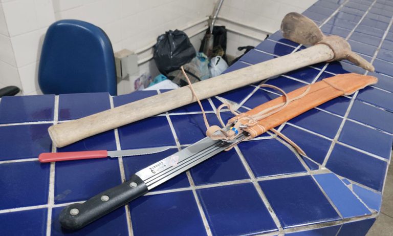 Homem é detido após ameaçar vizinhos com facão e picareta em Brumado