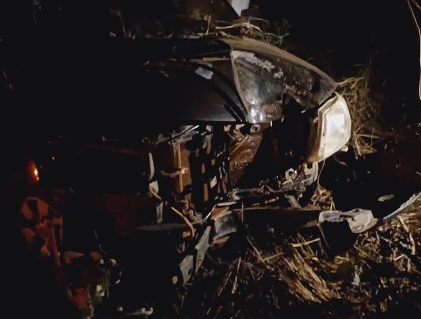 Jovem de 21 anos perde controle de Hilux e bate em árvore na BA-148, no município de Rio de Contas