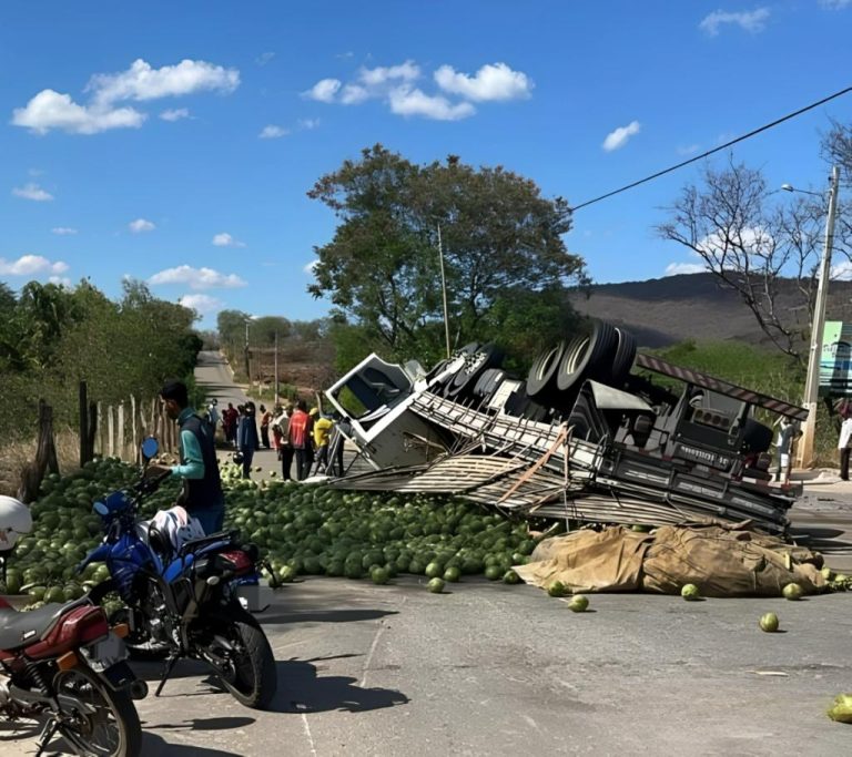 Motorista fica ferido após caminhão com carga de cocos tombar em Urandi