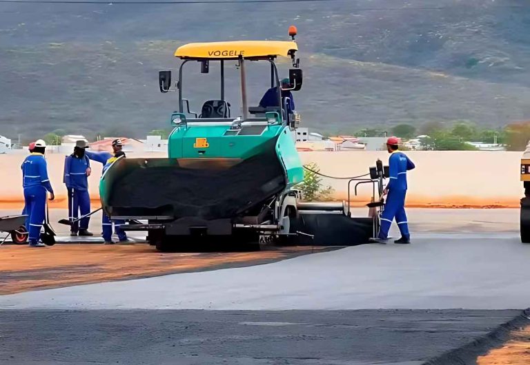 Obras de pavimentação asfáltica no Cemitério Jardim Santa Inês seguem em ritmo acelerado em Brumado