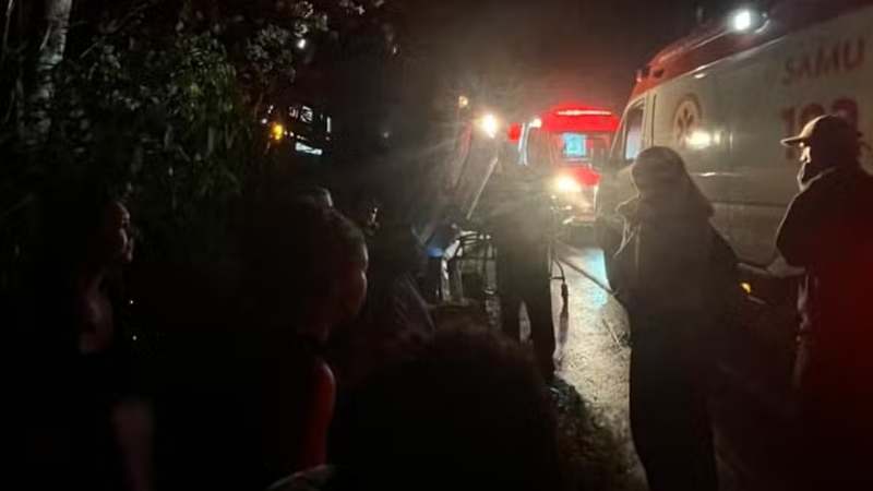 Ônibus de turismo tomba em Wenceslau Guimarães e deixa feridos