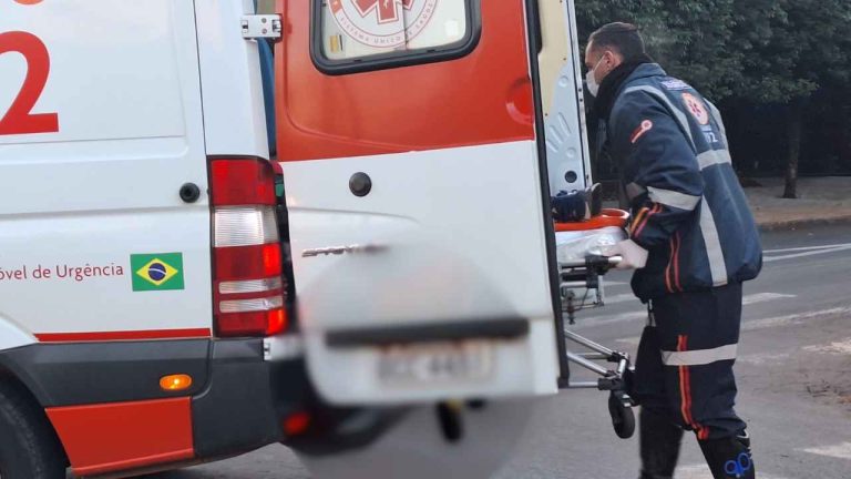 Homem é flagrado nu em praça pública e mobiliza PM no município de Guanambi