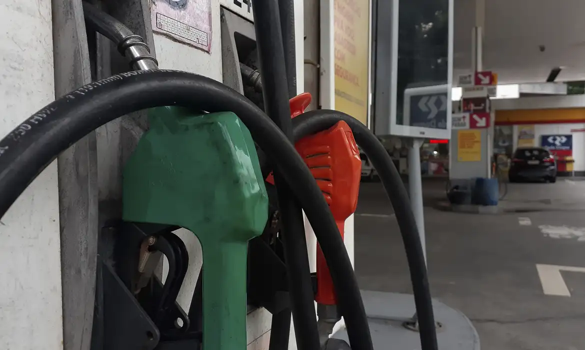 Preços da gasolina variam de R$ 5,76 a R$ 6,88 na Bahia, revela pesquisa da ANP