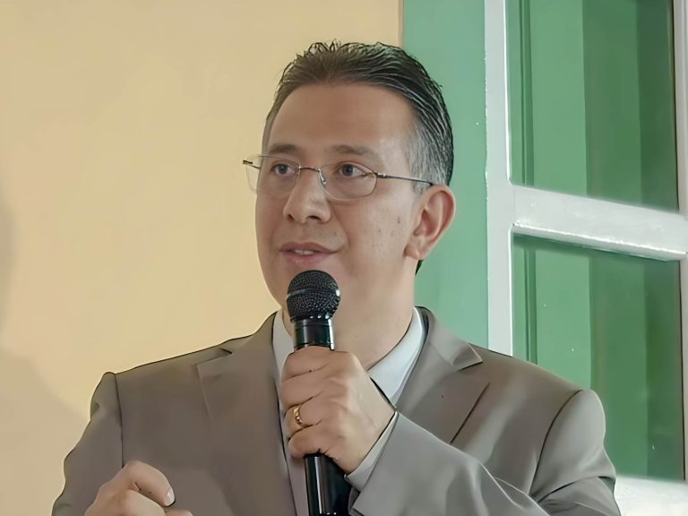 Prefeito de Paramirim pede “esmola” à Coelba para levar água a famílias do interior