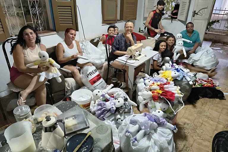 Projeto social em Brumado distribui bonecas artesanais para crianças carentes de Salvador e Barretos