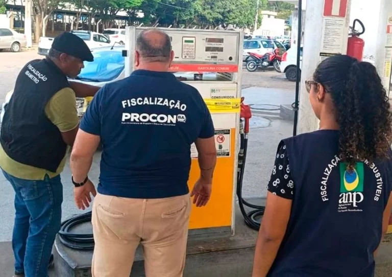 Três postos de gasolina são interditados após operação flagrar fraudes em bombas