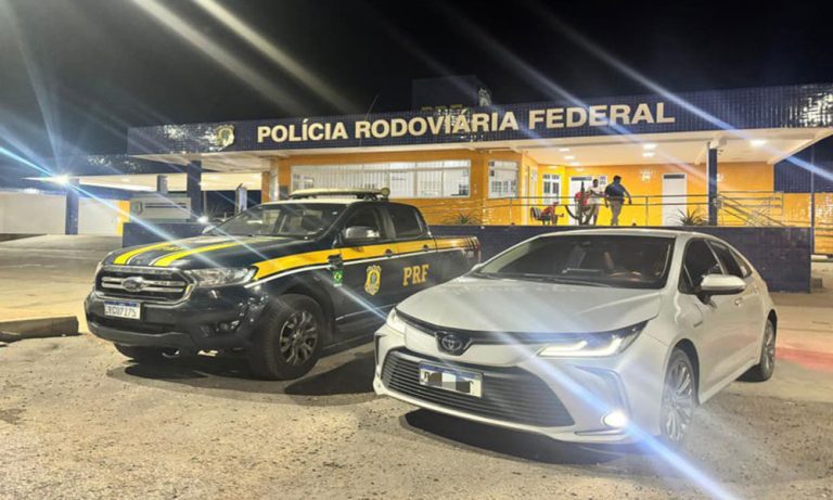 PRF recupera carro roubado em Camaçari durante fiscalização na BR-116, em Jequié