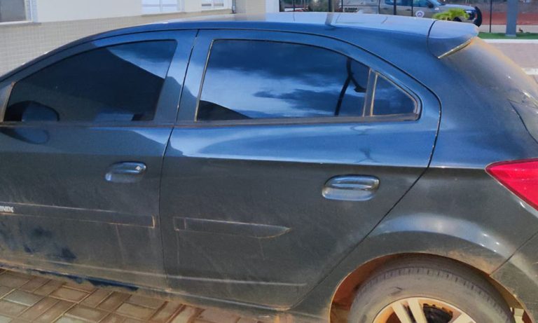 Ações da PM em Caculé resultam na apreensão de carro e moto com restrição de furto