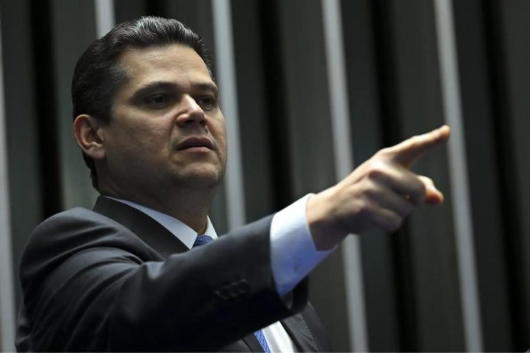 Alcolumbre vai à guerra contra Lula e ameaça derrotar indicação ao STF