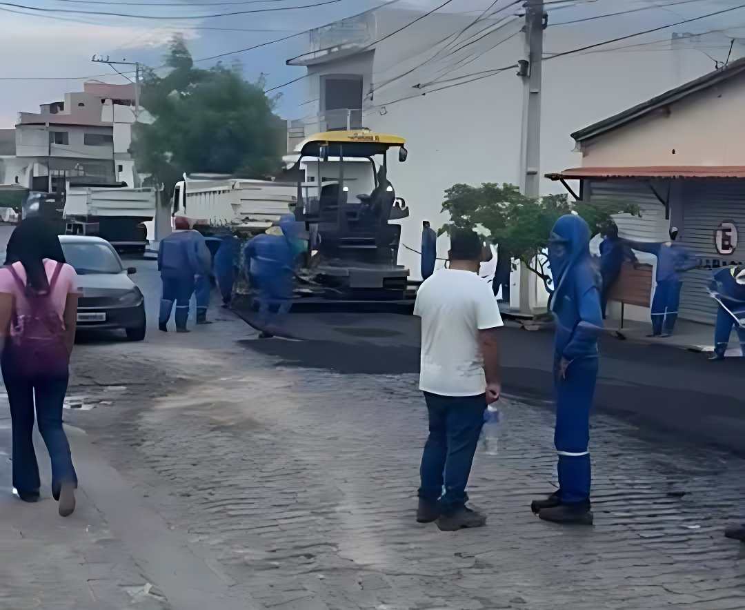 Asfalto na Rua Deolino de Carvalho marca fase de requalificação em Brumado