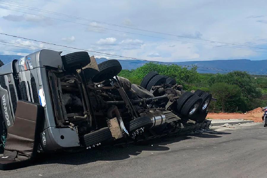 Caminhão tomba após motorista perder controle em Dom Basílio e deixa dois feridos