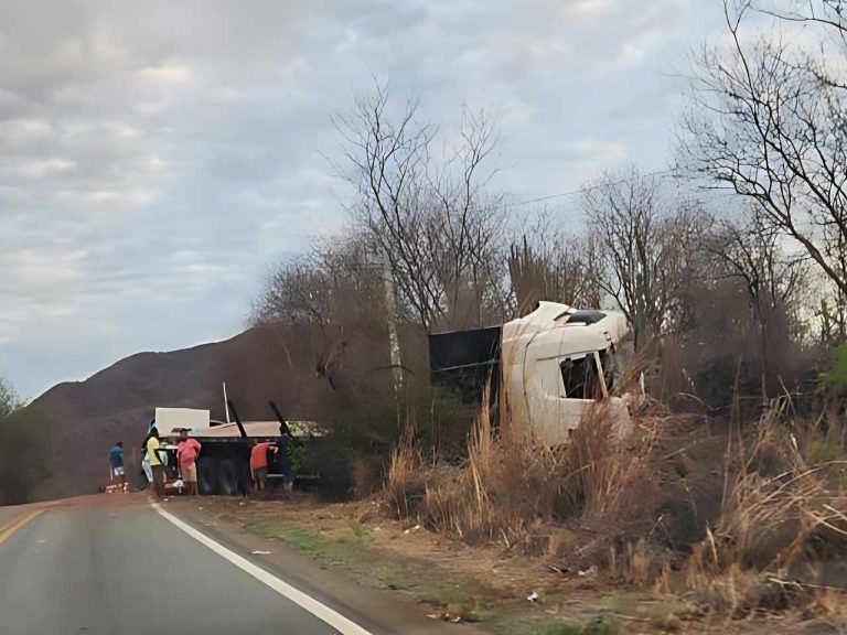 Carreta carregada com pisos tomba na BR-430 e deixa motorista ferido em Riacho de Santana