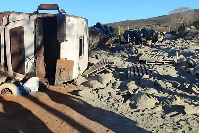 Carreta tomba na BR-030, carga é saqueada e motorista é socorrido pelo SAMU em Rio do Antônio