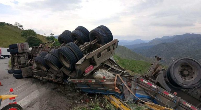 Carreta tomba na Serra do Marçal e complica o trânsito em Vitória da Conquista